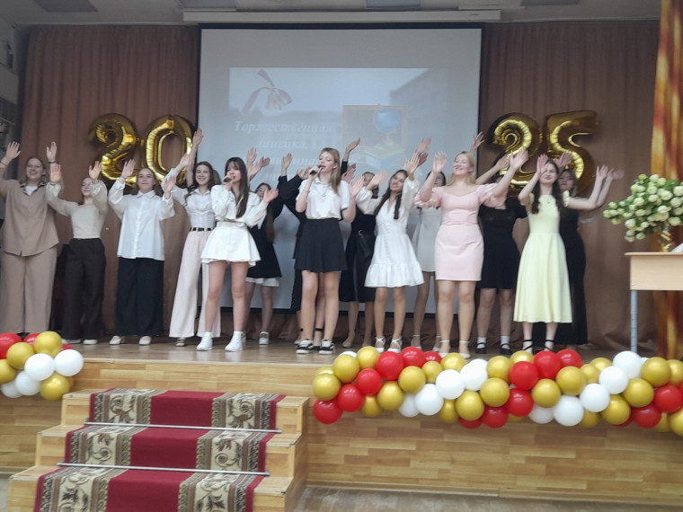 Торжественная линейка 9-х классов.
