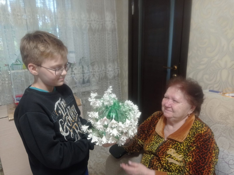 Кадеты-юидовцы поздравили бабушек и дедушек.