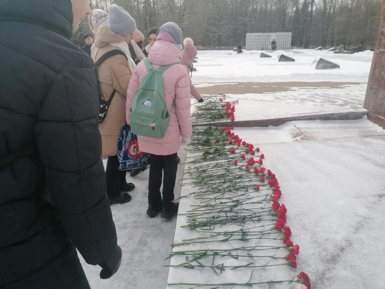Кадеты возложили цветы.