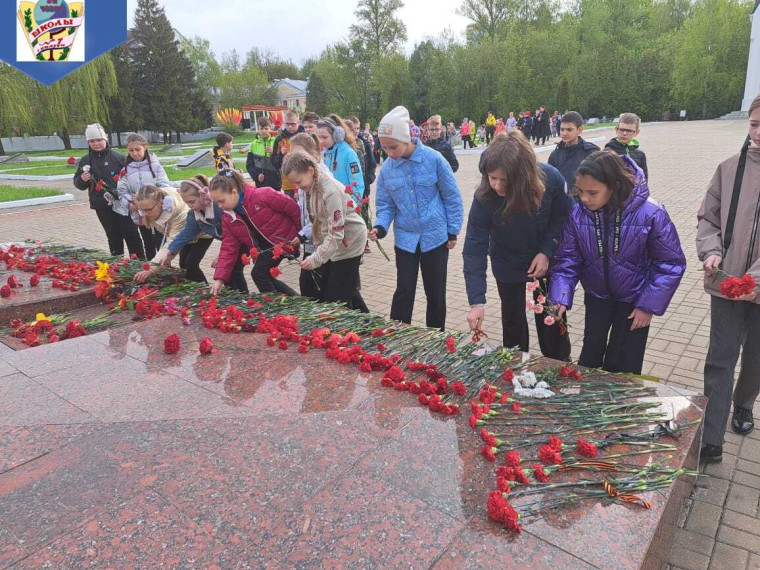 Юнармейцы возложили цветы.