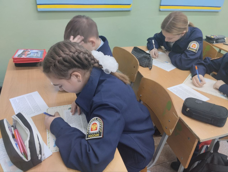 Кадеты продолжают писать письма солдатам.